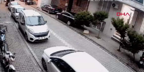 Esenyurt’ta akılalmaz olay! Kaldırıma park edilen araçları çizdi