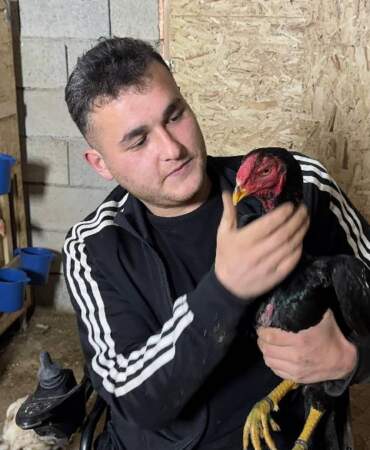 Fiziksel engelini yok sayıyor, hayata sıkı sıkıya tutunuyor! 23 yaşında iş sahibi oldu, şehir dışına bile gönderiyor