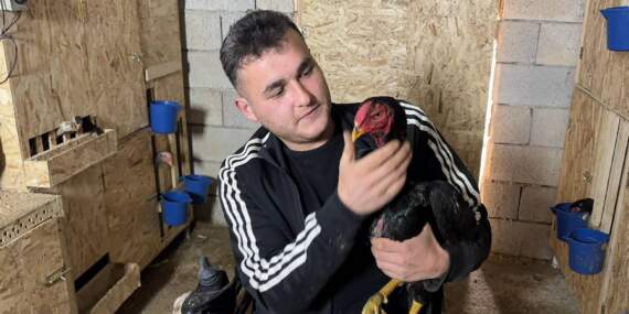 Fiziksel engelini yok sayıyor, hayata sıkı sıkıya tutunuyor! 23 yaşında iş sahibi oldu, şehir dışına bile gönderiyor