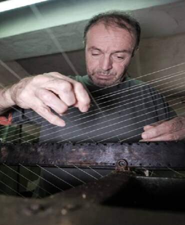 Günde en az 6 saat koşuyor, 60 yaşında yaşatıyor! 680 yıllık mesleği ondan başka yapan bulunmuyor