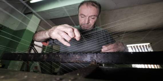 Günde en az 6 saat koşuyor, 60 yaşında yaşatıyor! 680 yıllık mesleği ondan başka yapan bulunmuyor