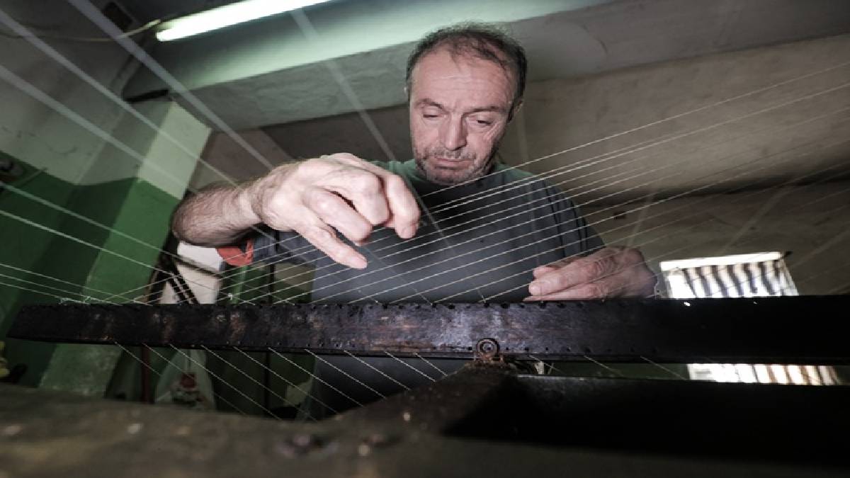 Günde en az 6 saat koşuyor, 60 yaşında yaşatıyor! 680 yıllık mesleği ondan başka yapan bulunmuyor