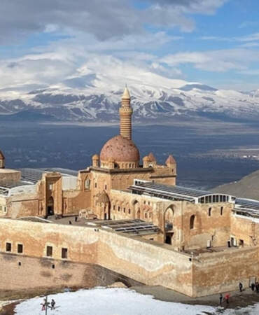 Çevresi karla kaplandı, turistlerin ilgisi çoğaldı! İshak Paşa Sarayı kışın da ziyaretçi akınına uğradı