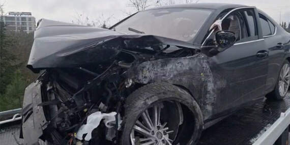 Çekmeköy’de bir otomobili beton bariyere çarptı: Kaza anı kamerada