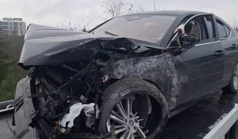 Çekmeköy’de bir otomobili beton bariyere çarptı: Kaza anı kamerada