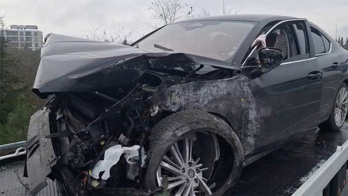 Çekmeköy’de bir otomobili beton bariyere çarptı: Kaza anı kamerada