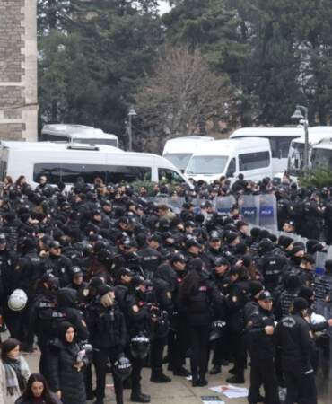 ‘Kulüp odası karart’: Boğaziçi Üniversitesi’nde protestoya polis müdahalesi