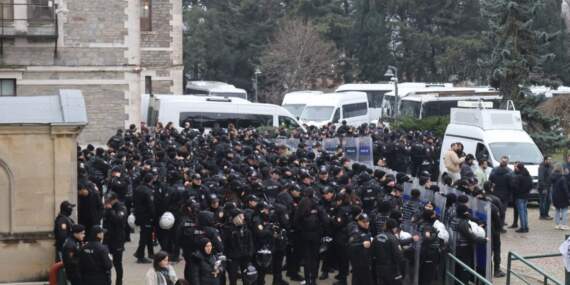 ‘Kulüp odası karart’: Boğaziçi Üniversitesi’nde protestoya polis müdahalesi
