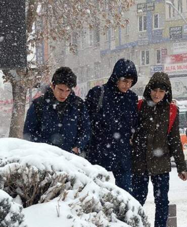 Van’da kar esareti! 4 ilçede okullar tatil edildi, idari izin kararı da geldi
