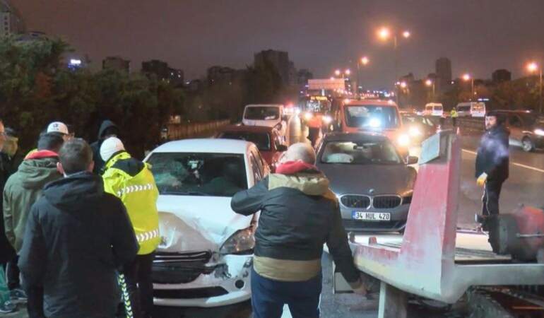 Ümraniye TEM Otoyolu’nda 8 araç birbirine girdi