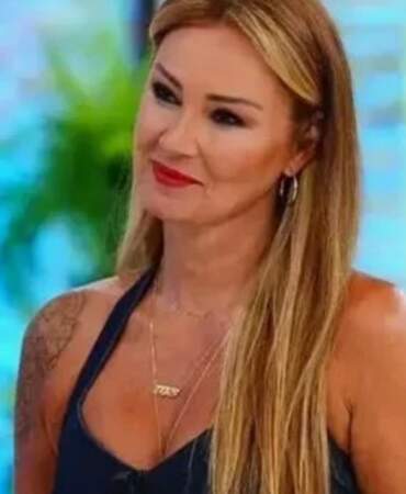 Pınar Altuğ’dan telefonla çekim yapan muhabirlere sitem: “Telefonlar çıktı, mertlik bozuldu!”