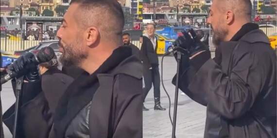 Sokakta gören şaşırdı: Ünlü şarkıcı mikrofonuyla Eminönü’nde!