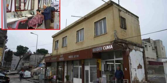 Depremde dükkanı hasar gördü, yine de mesleğini bırakmadı! 50 yıllık berber ne mahallesini ne dükkanını terk etmedi