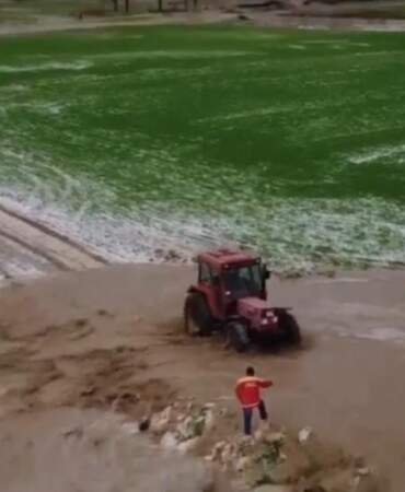 Bir anda başlayan sağanak arazileri göle döndürdü! Bir çiftçi tarlada mahsur kaldı: Traktörle kurtardılar