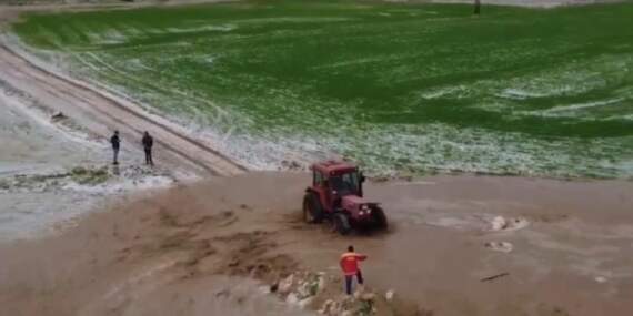 Bir anda başlayan sağanak arazileri göle döndürdü! Bir çiftçi tarlada mahsur kaldı: Traktörle kurtardılar