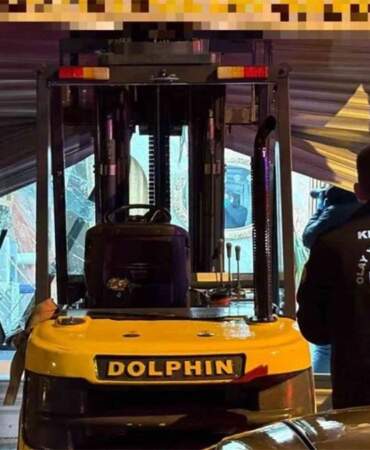 Kimsenin aklına gelmeyecek yöntemle hırsızılık yaptı! Kuyumcu kepengini forkliftle parçalayıp dükkanı soydu