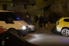 Kavga ihbarına giden polis cesetle karşılaştı! 24 yaşındaki genç evde ölü bulundu, arkadaşları gözaltında