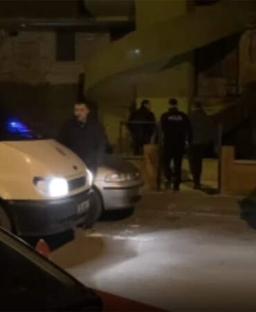 Kavga ihbarına giden polis cesetle karşılaştı! 24 yaşındaki genç evde ölü bulundu, arkadaşları gözaltında