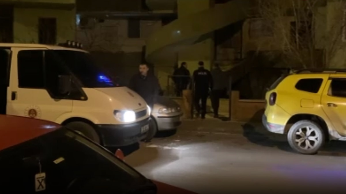 Kavga ihbarına giden polis cesetle karşılaştı! 24 yaşındaki genç evde ölü bulundu, arkadaşları gözaltında
