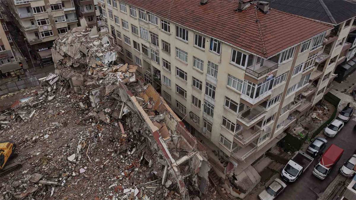 Küçükçekmece’de kentsel dönüşüm yıkımı yan binaya zarar verdi