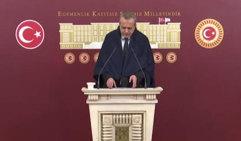 DEVA Partili Kaya’dan TBMM’de battaniyeli protesto: Evler ısınmıyor, faturalar cep yakıyor