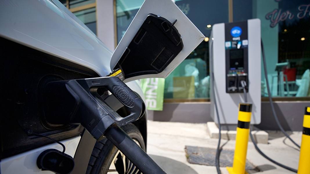 Elektrikli araç sahiplerine müjde: Şarj istasyonlarında fiyat ve ödeme krizi sona eriyor