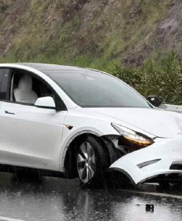 İzmir otobanında Tesla kazası kamerada: Suçlu Model Y mi, yoksa lastik mi?