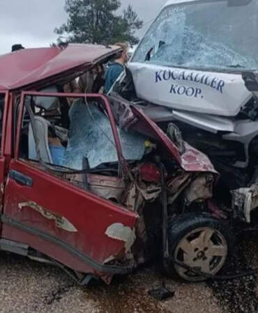 Otomobil minibüsle kafa kafaya çarpıştı: 2 ölü, 4 yaralı