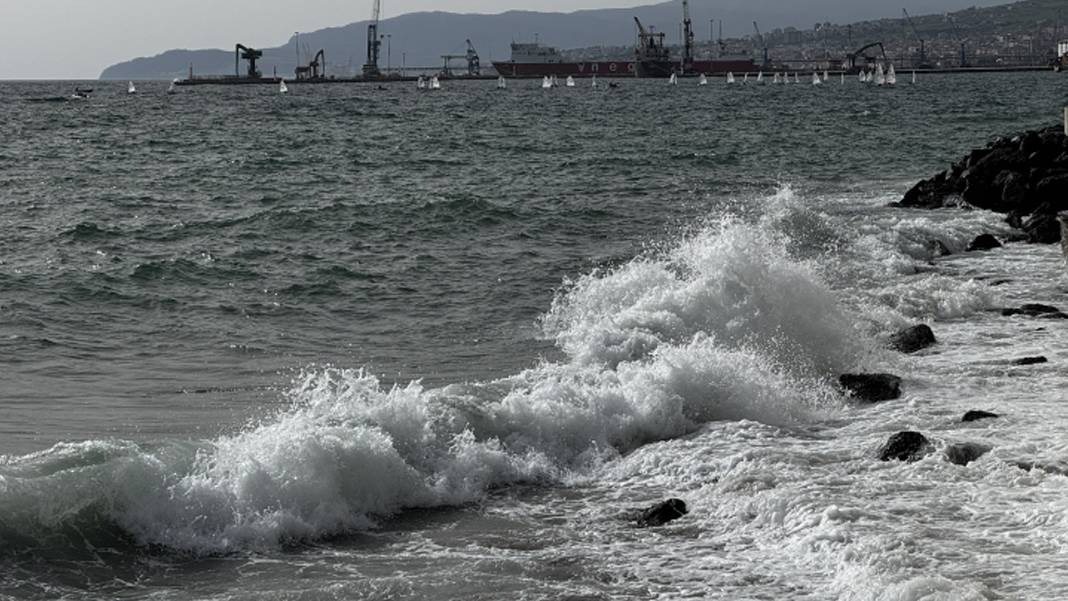 Lodos Ege ve Marmara’yı vurdu: Deniz ulaşımına fırtına freni