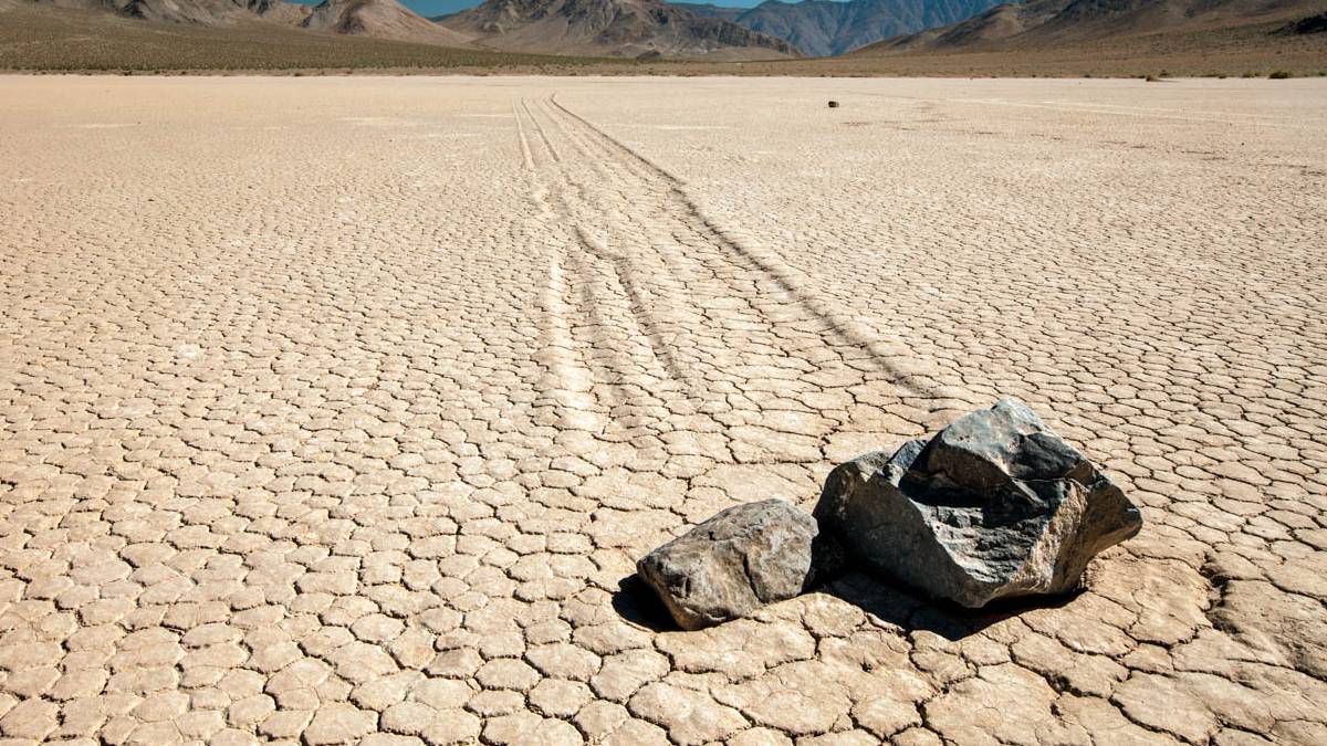 Ölüler Vadisi’nde görünmez eller mi var? Kendi kendine hareket eden 300 kiloluk dev kayaların sırrı çözüldü!