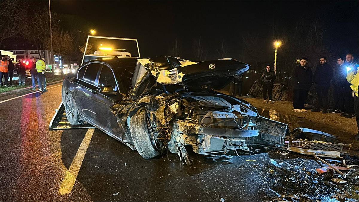 Düzce’de feci kaza! Otomobil halk otobüsüne çarptı: 5 yaralı
