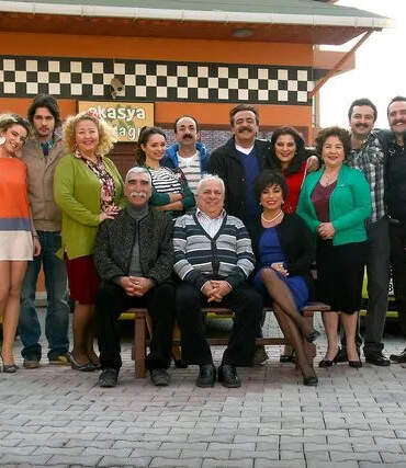 Akasya Durağı set arkasındaki sır: Ali Kemal ile Melahat arasındaki gerilimin nedeni belli oldu