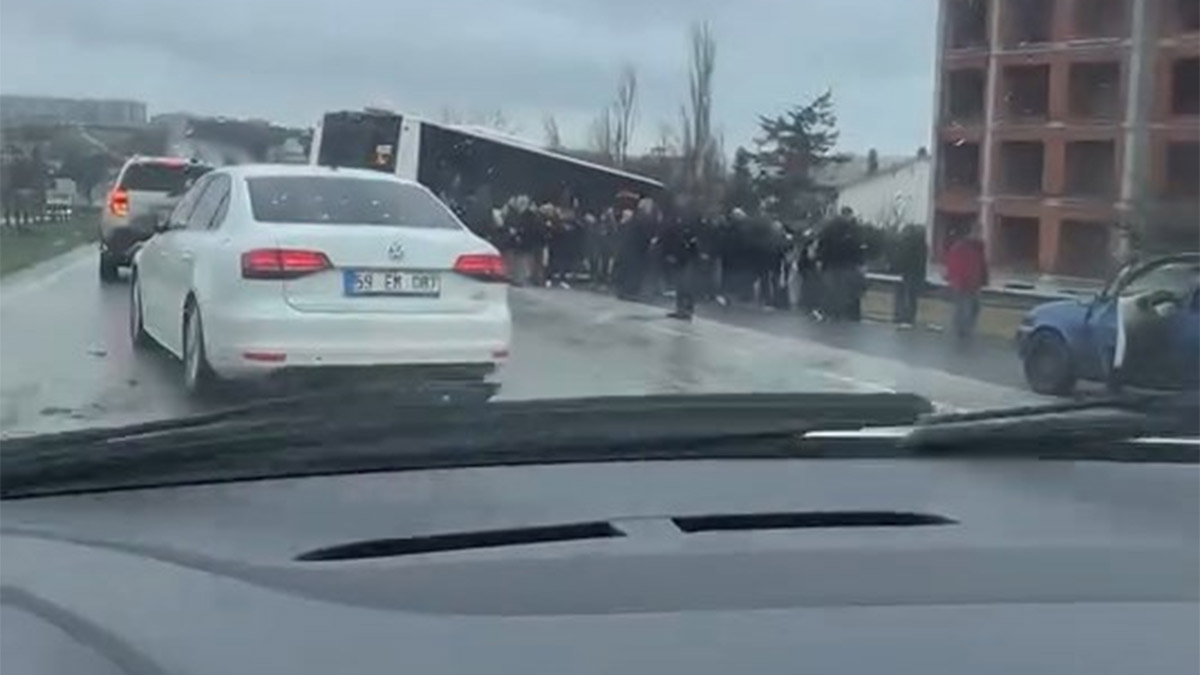 Büyükçekmece’de İETT otobüsü kaza yaptı: Yaralılar var