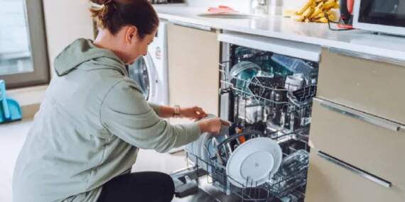 Bulaşık makinesini doğru kullanmanın 5 kuralı: Bulaşıkları makineye atmadan önce yıkamayın