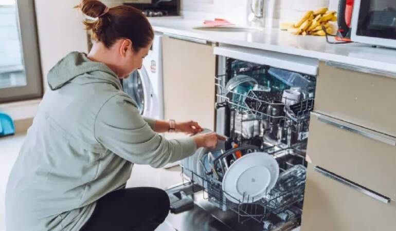 Bulaşık makinesini doğru kullanmanın 5 kuralı: Bulaşıkları makineye atmadan önce yıkamayın