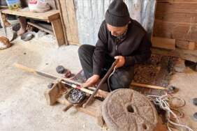 60 yaşında meslek savaşı: Kaybolmasın diye emek veriyor!