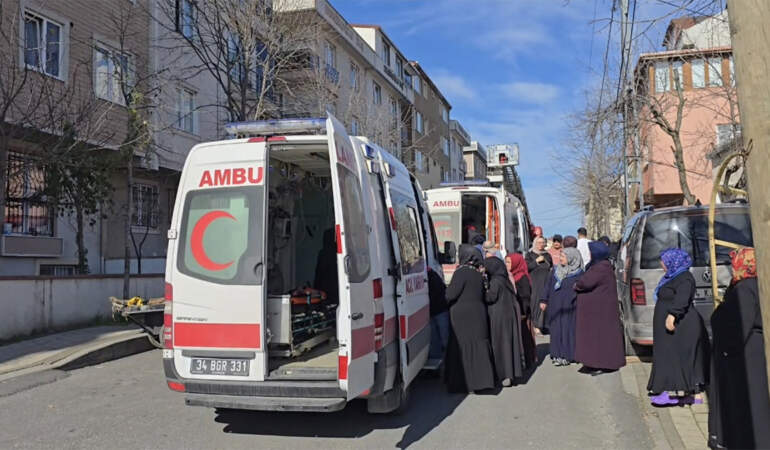 Sancaktepe’de 4 katlı binada yangın: 7 kişi kurtarıldı
