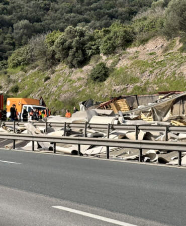 Kocaeli’de iki TIR çarpıştı: İstanbul yönü trafiğe kapatıldı