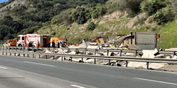 Kocaeli’de iki TIR çarpıştı: İstanbul yönü trafiğe kapatıldı