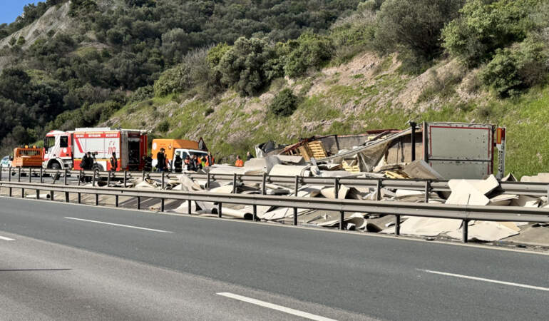 Kocaeli’de iki TIR çarpıştı: İstanbul yönü trafiğe kapatıldı