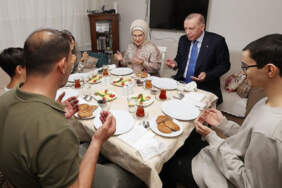 Cumhurbaşkanı Erdoğan ve eşi Emine Erdoğan, Kayacık ailesinin iftar sofrasına konuk oldu