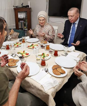Cumhurbaşkanı Erdoğan ve eşi Emine Erdoğan, Kayacık ailesinin iftar sofrasına konuk oldu