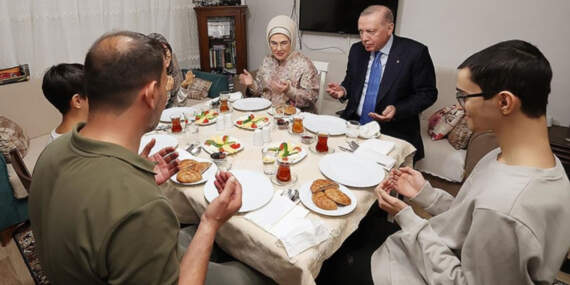 Cumhurbaşkanı Erdoğan ve eşi Emine Erdoğan, Kayacık ailesinin iftar sofrasına konuk oldu