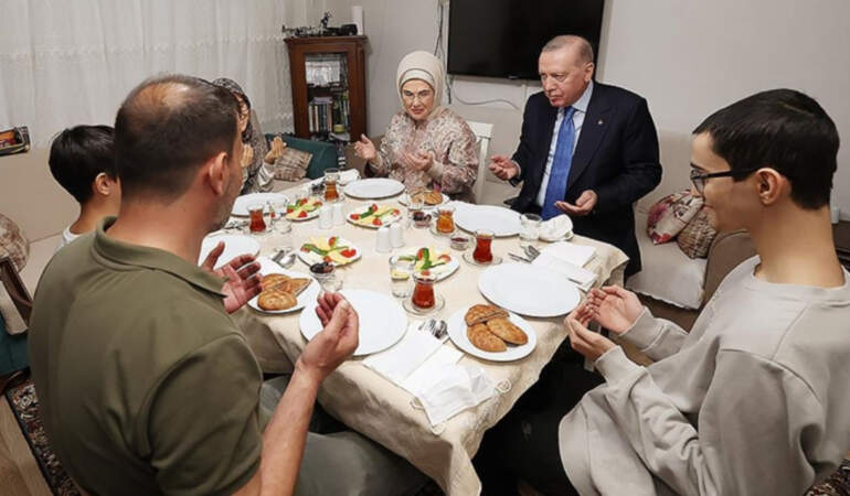 Cumhurbaşkanı Erdoğan ve eşi Emine Erdoğan, Kayacık ailesinin iftar sofrasına konuk oldu