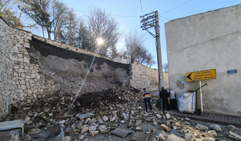Niğde Kalesi’nin istinat duvarı çöktü