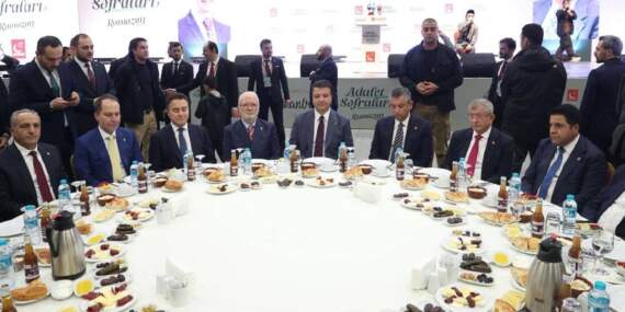 Liderler Saadet Partisi’nin iftarında buluştu: Kutuplaşma değil, kucaklaşma
