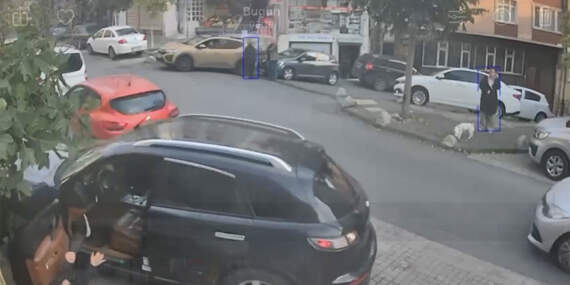 Kağıthane’de ilginç kaza: Kendi otomobilinin altında kaldı