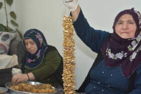 Önce ipe geçiriyorlar sonra ceplerini dolduruyorlar! Gümüşhane’nin meşhur lezzeti kadınlara kazandırıyor