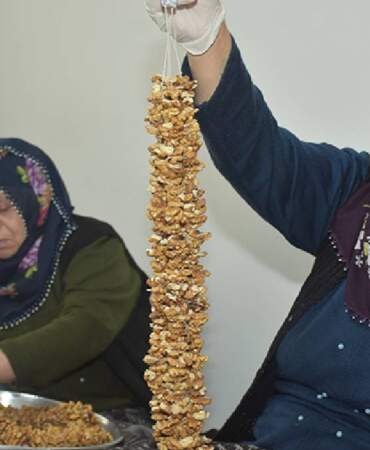 Önce ipe geçiriyorlar sonra ceplerini dolduruyorlar! Gümüşhane’nin meşhur lezzeti kadınlara kazandırıyor