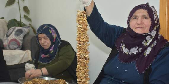 Önce ipe geçiriyorlar sonra ceplerini dolduruyorlar! Gümüşhane’nin meşhur lezzeti kadınlara kazandırıyor